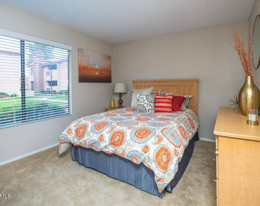 242 S Beck Avenue - Photo Thumbnail 6