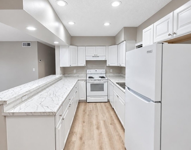 3801 N Andrews Avenue - Photo Thumbnail 4