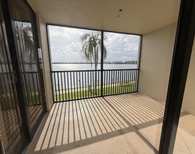 112 Lake Emerald Drive - Photo Thumbnail 9