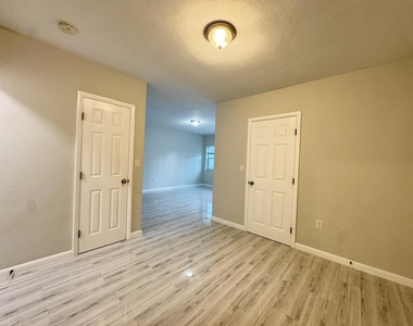 935 8th Street - Photo Thumbnail 14