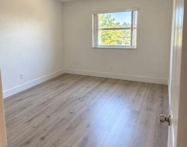 4265 Nw Tamiami Canal Dr - Photo Thumbnail 13