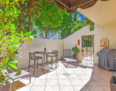 1172 Hillsboro Mile - Photo Thumbnail 6