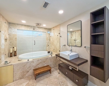 1172 Hillsboro Mile - Photo Thumbnail 31