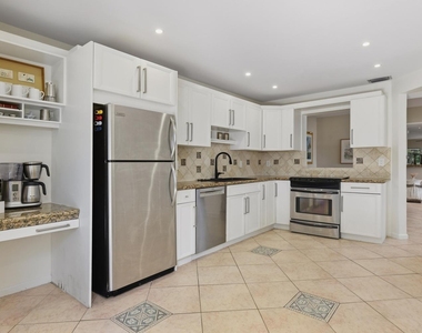 1172 Hillsboro Mile - Photo Thumbnail 21