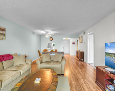 210 Lake Evelyn Drive - Photo Thumbnail 4