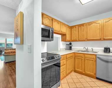 210 Lake Evelyn Drive - Photo Thumbnail 10
