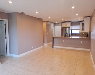 11441 Nw 39 Court - Photo Thumbnail 3