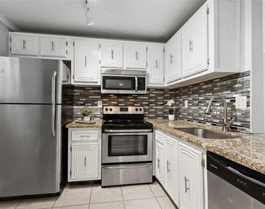 485 N Pine Island Road - Photo Thumbnail 6