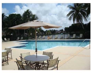 9458 Palm Circle S - Photo Thumbnail 6