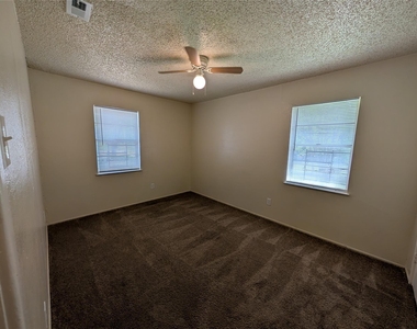 3827 Black Oak Drive - Photo Thumbnail 6