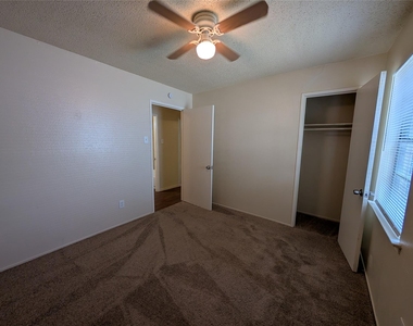 3827 Black Oak Drive - Photo Thumbnail 9