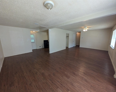 3827 Black Oak Drive - Photo Thumbnail 3