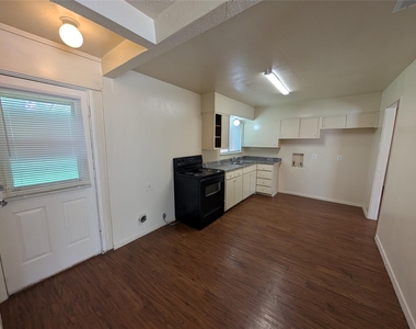 3827 Black Oak Drive - Photo Thumbnail 4
