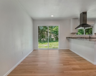 1421 S Scullin Avenue - Photo Thumbnail 12