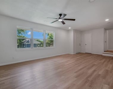 1421 S Scullin Avenue - Photo Thumbnail 3