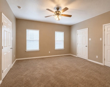 719 E 6th Street - Photo Thumbnail 5