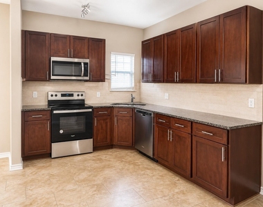 719 E 6th Street - Photo Thumbnail 10