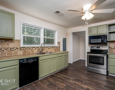 2133 Ross Avenue - Photo Thumbnail 9