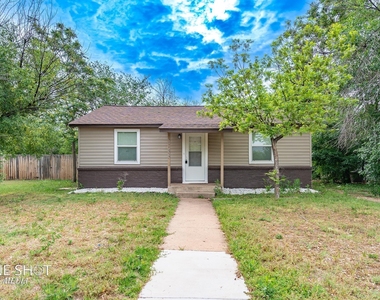 2133 Ross Avenue - Photo Thumbnail 2
