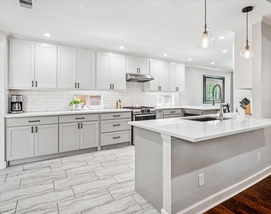 3334 Regent Drive - Photo Thumbnail 2