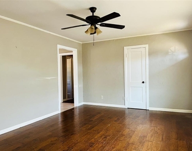 3029 W Fairfield Avenue - Photo Thumbnail 6