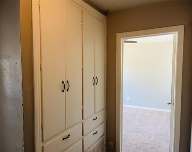 3029 W Fairfield Avenue - Photo Thumbnail 2