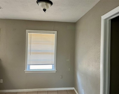 3029 W Fairfield Avenue - Photo Thumbnail 7