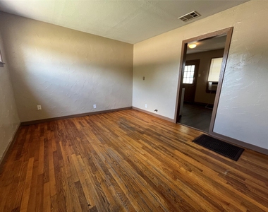 202 W Wheatland Road W - Photo Thumbnail 2