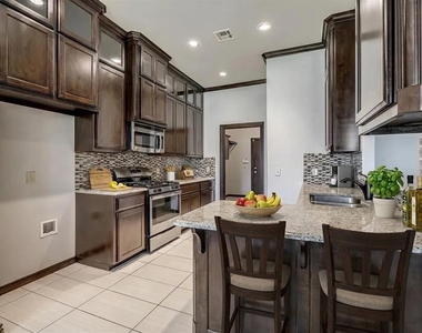 2409 Santa Monica Road - Photo Thumbnail 10