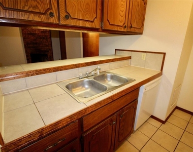 902 Acacia Circle - Photo Thumbnail 2