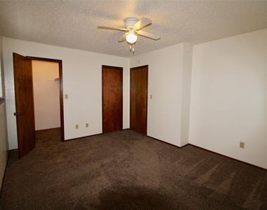 902 Acacia Circle - Photo Thumbnail 6