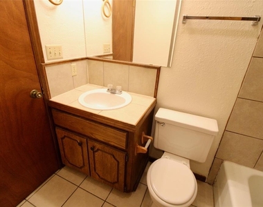 902 Acacia Circle - Photo Thumbnail 7