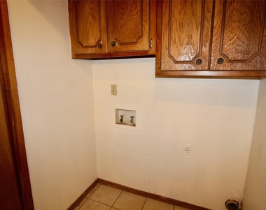 902 Acacia Circle - Photo Thumbnail 4