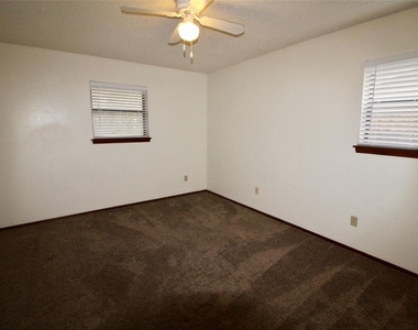 902 Acacia Circle - Photo Thumbnail 5