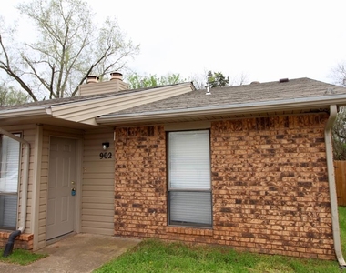 902 Acacia Circle - Photo Thumbnail 11