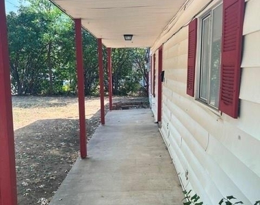 711 Hall Street - Photo Thumbnail 1