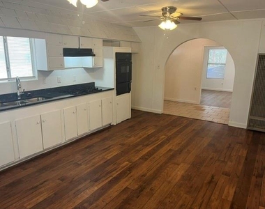 711 Hall Street - Photo Thumbnail 9