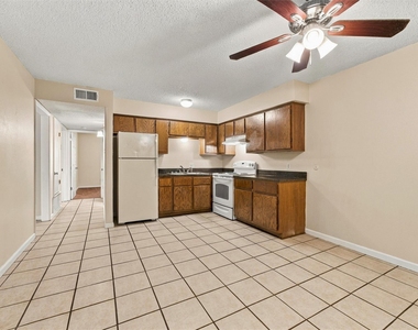 410 W Franklin Street - Photo Thumbnail 3