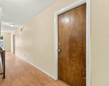 410 W Franklin Street - Photo Thumbnail 10