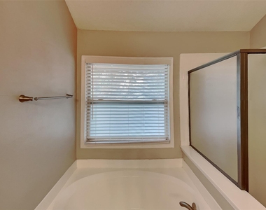 811 Rockefeller Lane - Photo Thumbnail 11
