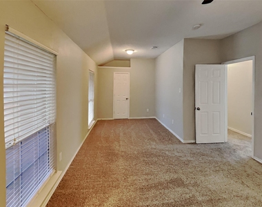 811 Rockefeller Lane - Photo Thumbnail 9