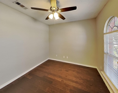 811 Rockefeller Lane - Photo Thumbnail 3