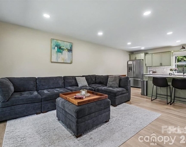4023 Strangford Avenue - Photo Thumbnail 2