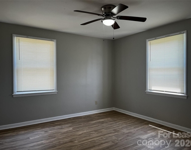 2213 Shamrock Drive - Photo Thumbnail 16