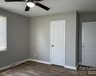 2213 Shamrock Drive - Photo Thumbnail 17