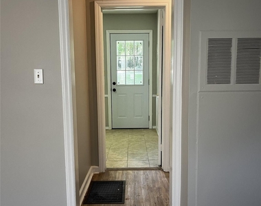 2213 Shamrock Drive - Photo Thumbnail 7