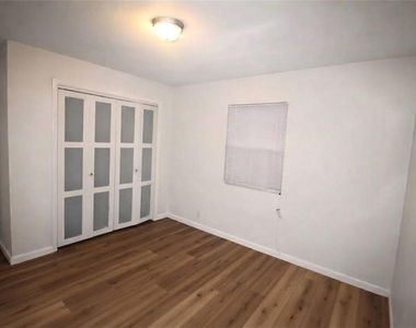 237 Samuel Street - Photo Thumbnail 3