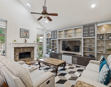 306 Tustin Court - Photo Thumbnail 5