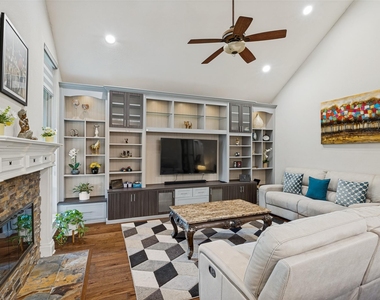 306 Tustin Court - Photo Thumbnail 6