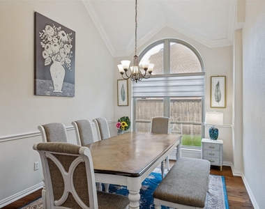 306 Tustin Court - Photo Thumbnail 4